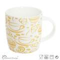 Color amarillo con la taza soñadora del diseño r